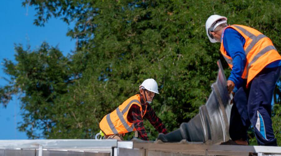 Professional gutter cleaning in Melvin, IA